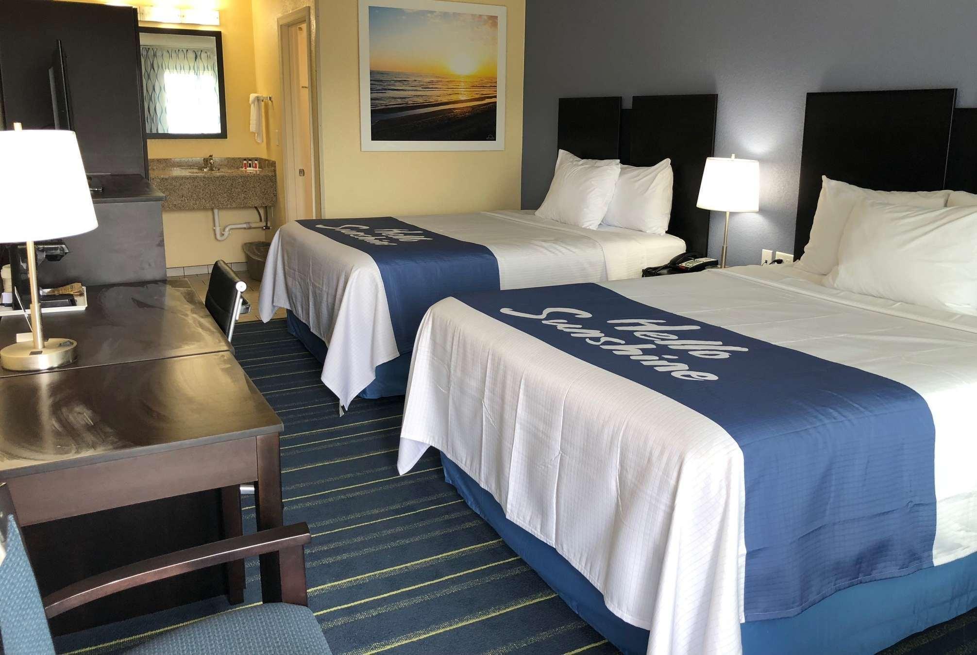Days Inn By Wyndham Charles Town Eksteriør billede