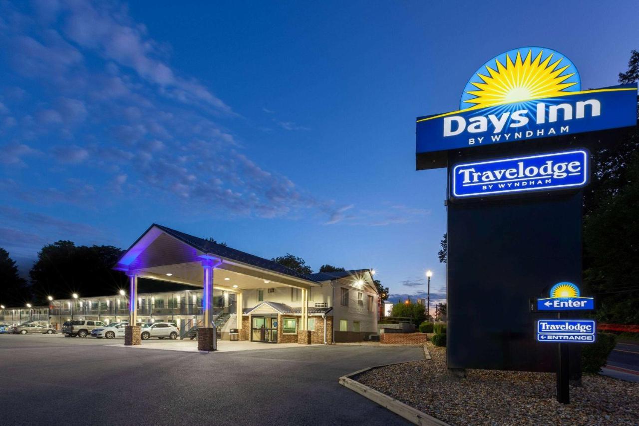 Days Inn By Wyndham Charles Town Eksteriør billede