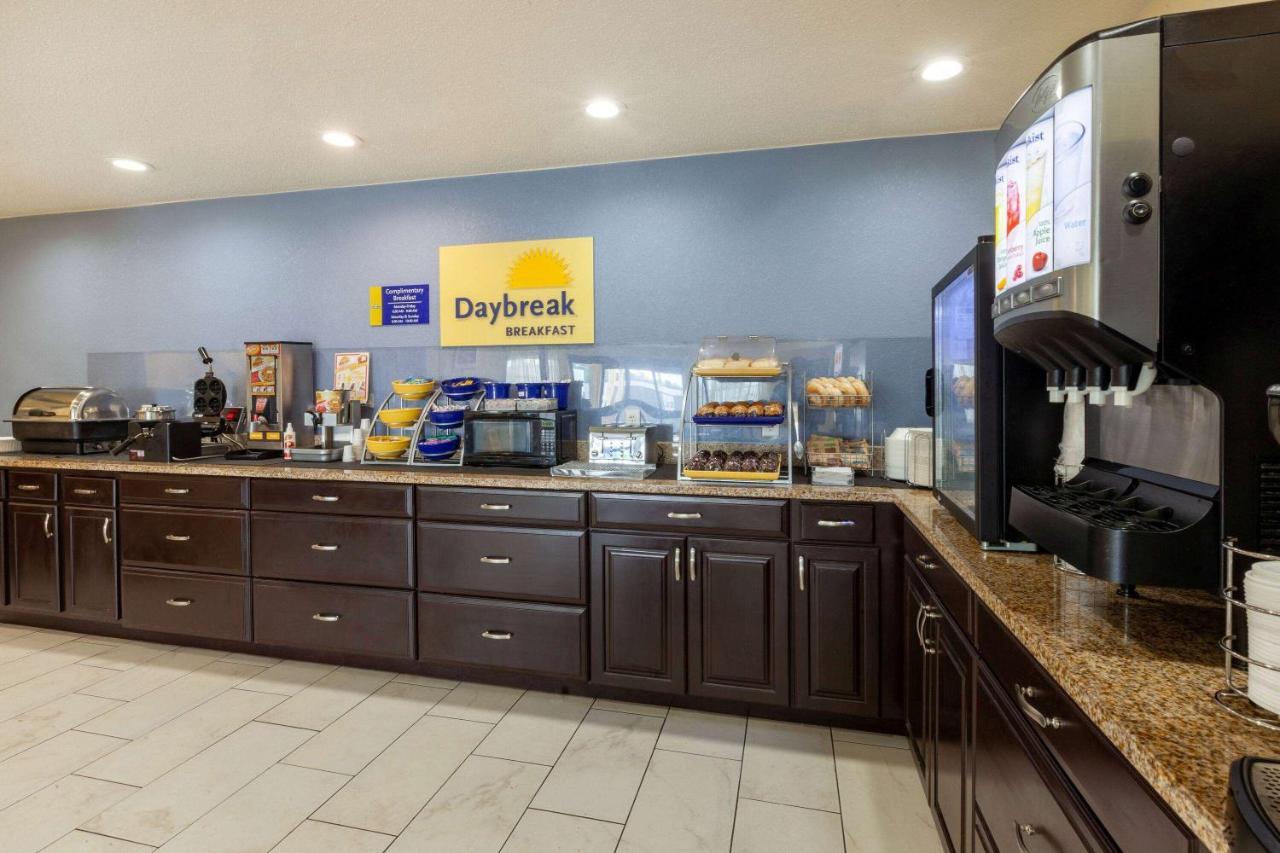Days Inn By Wyndham Charles Town Eksteriør billede