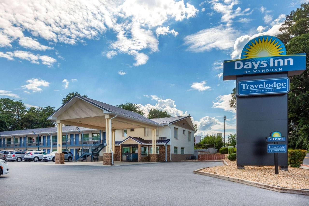 Days Inn By Wyndham Charles Town Eksteriør billede
