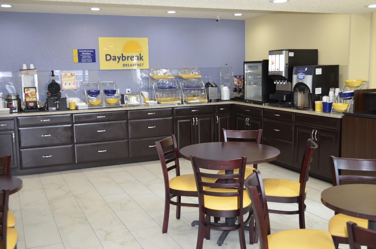 Days Inn By Wyndham Charles Town Eksteriør billede